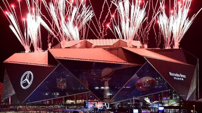FOTO: Aksi Panas Maroon 5 di Panggung Paruh Waktu Super Bowl