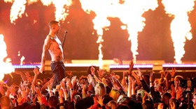 FOTO: Aksi Panas Maroon 5 di Panggung Paruh Waktu Super Bowl