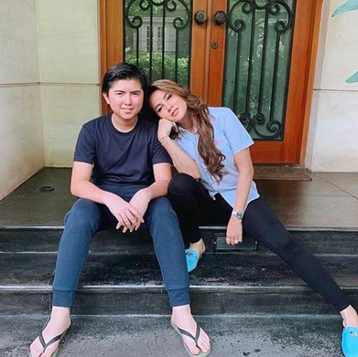 <p>Seru ya kalau punya anak yang sudah beranjak dewasa seperti Sean. Mama Olla jadi punya tempat bersandar nih, kalau lagi kecapean. He-he-he. (Foto: Instagram @ollaramlanaufar)</p>
