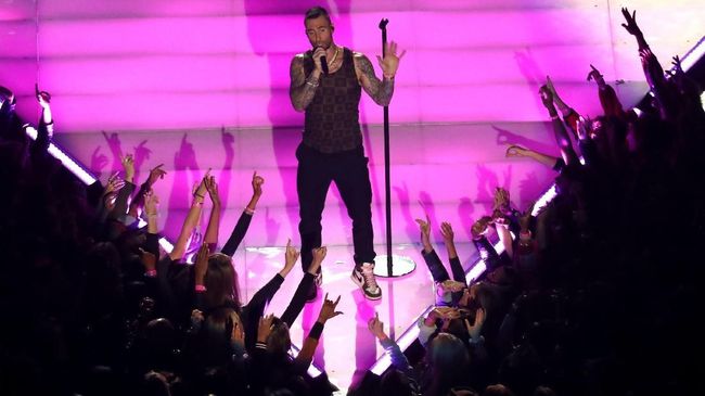 Menurut Adam Levine, lagu 'Memories' ia ciptakan sebagai persembahan untuk mantan manajer dan mendiang sahabatnya, Jordan Feldstein.