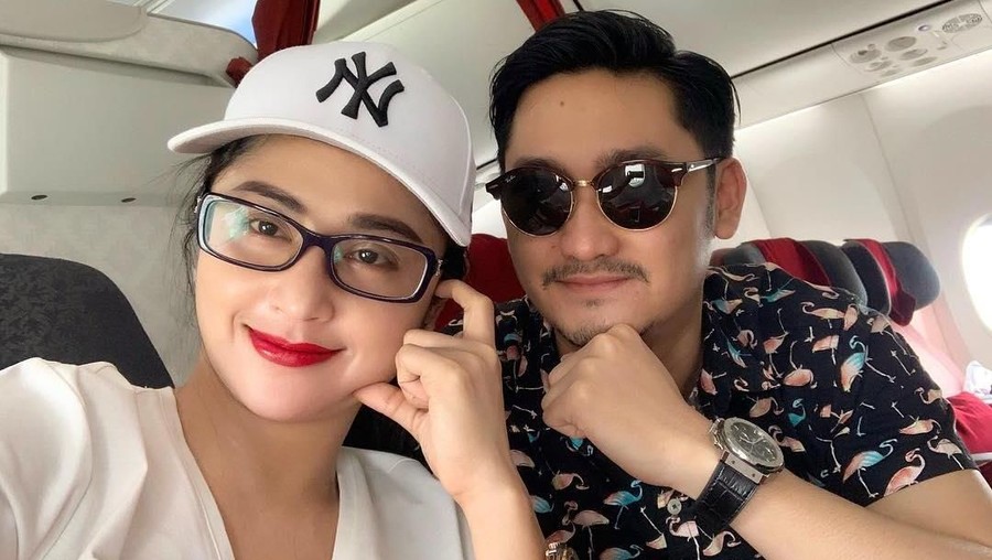 Dewi Perssik kembali menghebohkan dengan aksi panggungnya dengan mencium salah satu penonton. Aksi itu membuat sang suami, Angga Wijaya berang,
