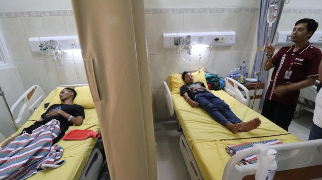 Di tengah wabah virus corona, kasus demam berdarah dengue (DBD) telah menewaskan 100 orang dan 16.099 lainnya terjangkit penyakit itu.