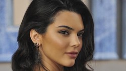 Tampil di Vogue, 6 Gaya Kendall Jenner Nyaris Tak Dikenali
