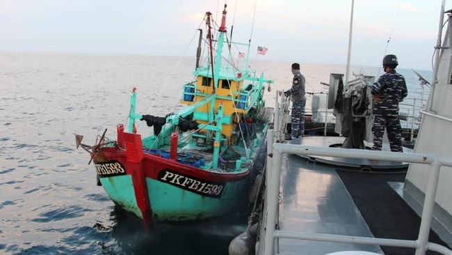 Bakamla mengamankan dua kapal berbendera Malaysia tengah menangkap ikan di perairan Indonesia, Selat Malaka, Rabu (24/3) siang.