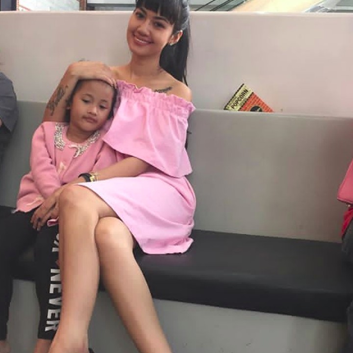 <p>Della Wulan Astreani atau yang akrab disapa <a href="https://news.detik.com/berita-jawa-timur/d-4413755/polisi-pastikan-rabu-panggil-della-perez" target="_blank">Della Perez</a> sayang banget deh sama putri cantiknya, Kimora. (Foto: Instagram/dellalled)</p>