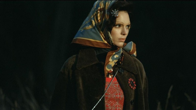 Kendall Jenner baru saja tampil sebagai model sampul majalah Vogue Italia. Pemotretan berkonsep vintage itu membuat penampilan Kendall hampir tak dikenali.