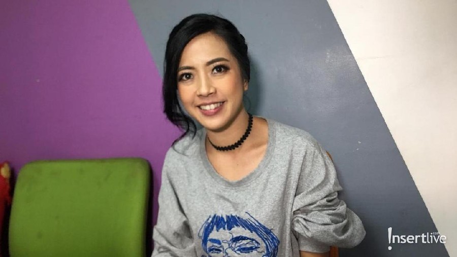 Yeslin Wang mengunggah foto yang memperlihatkan potret cerianya yang bersinggungan dengan pernikahan Delon dan kekasih barunya.