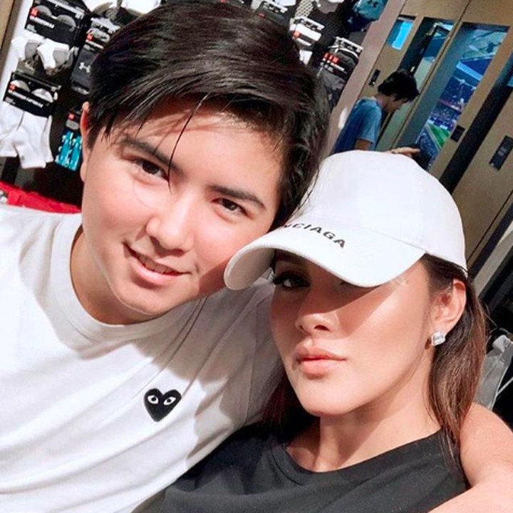 <p>Sean merupakan anak pertama Olla Ramlan, bersama mantan suaminya yang pertama. Beranjak dewasa, kedekatan Olla dan anak laki-lakinya seperti kakak dan adik ya, Bun. (Foto: Instagram @ollaramlanaufar)</p>
