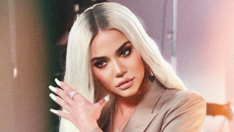 Khloe Kardashian dinyinyiri tentang gimana caranya ganti popok anak dengan kuku panjang. Apa jawaban dia?