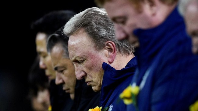 Manajer Cardiff City, Neil Warnock, mengatakan seharusnya ada Emiliano Sala saat timnya mengalahkan AFC Bournemouth 2-0 di Liga Primer Inggris.