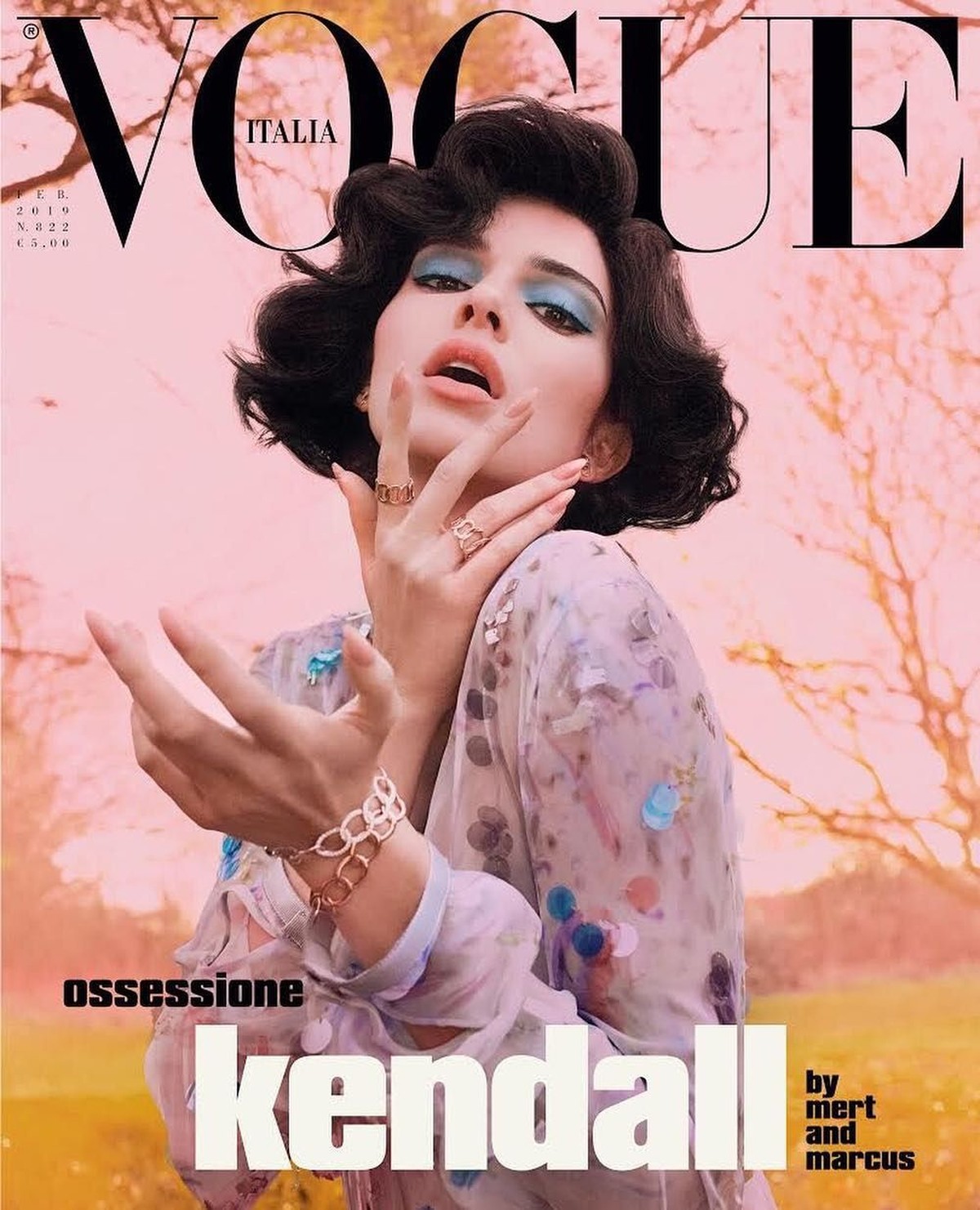 Kendall Jenner baru saja tampil sebagai model sampul majalah Vogue Italia&period; Pemotretan berkonsep vintage itu membuat penampilan Kendall hampir tak dikenali&period;