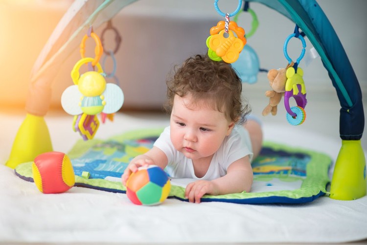 Bunda sedang mencari inspirasi nama anak laki-laki bermakna kreatif? Yuk, simak daftarnya.