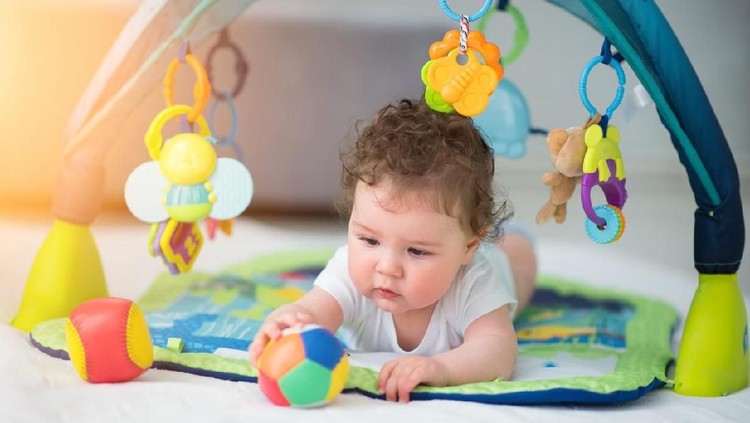 Bayi usia 4 bulan sudah bisa apa saja? Bagaimana ya cara merangsang perkembangan bayi usia 0 - 4 bulan?