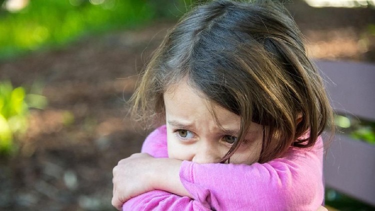 Anak super sensitif butuh dukungan tersendiri agar terbiasa menghadapi masalah yang tidak mereka inginkan. Simak yuk cara mengasuh mereka.