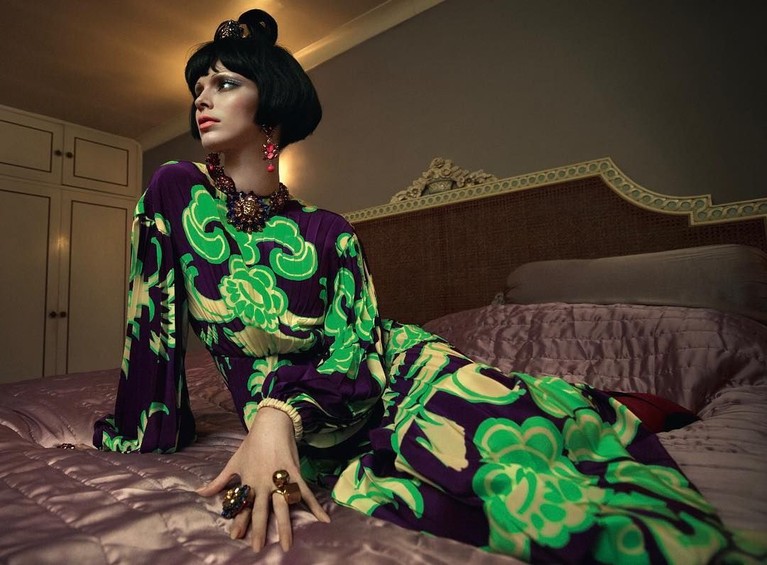 Kendall Jenner baru saja tampil sebagai model sampul majalah Vogue Italia. Pemotretan berkonsep vintage itu membuat penampilan Kendall hampir tak dikenali.