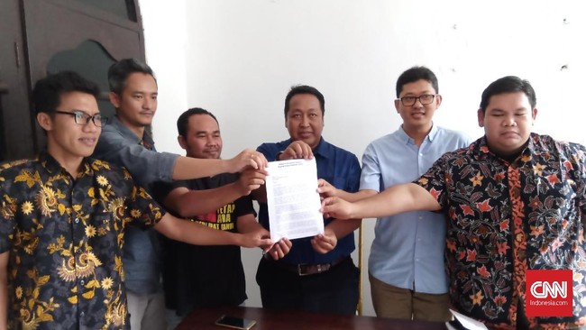 Melalui surat terbuka, sejumlah jurnalis dan pegiat di Surabaya mendesak Presiden Jokowi segera mencabut remisi I Nyoman Susrama.