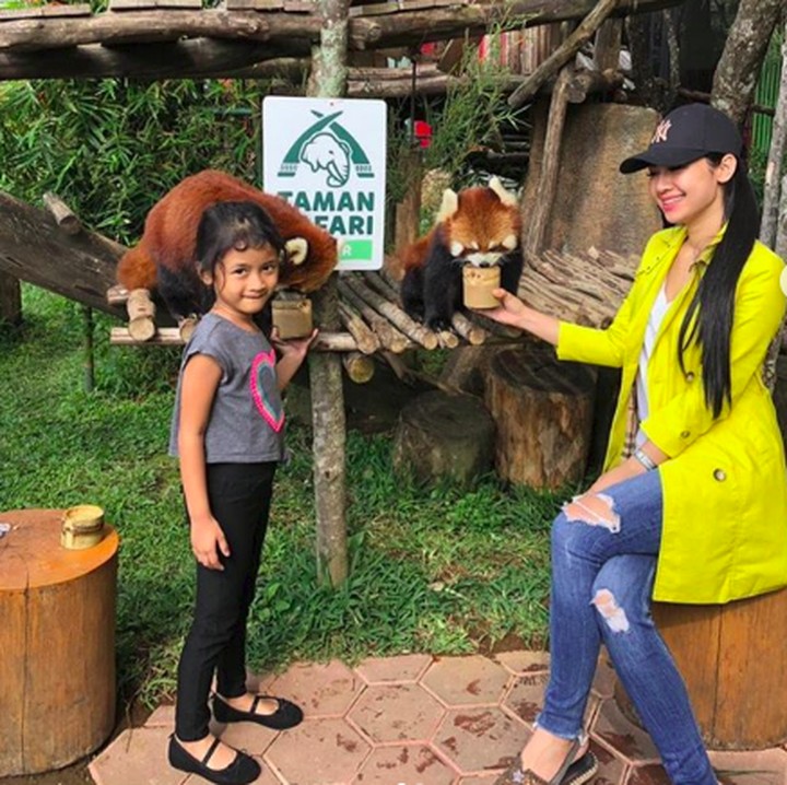 <p><a href="https://hot.detik.com/celeb/d-4412835/dipanggil-sebagai-saksi-kasus-dugaan-prostitusi-online-della-perez-kaget" target="_blank">Della Perez</a> dan Kimora sama-sama penyayang binatang rupanya, Bun. (Foto: Instagram/dellalled)</p>