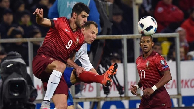 Penyerang Reading FC Nelson Oliveira mengalami luka sadis di bagian wajah usai terinjak bek Aston Villa, Tyrone Mings, dalam laga Divisi Championship.