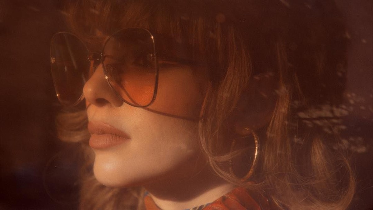 Kendall Jenner baru saja tampil sebagai model sampul majalah Vogue Italia&period; Pemotretan berkonsep vintage itu membuat penampilan Kendall hampir tak dikenali&period;