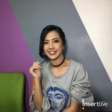 Jelang Imlek, Yeslin Wang Lakukan Ritual Potong Rambut