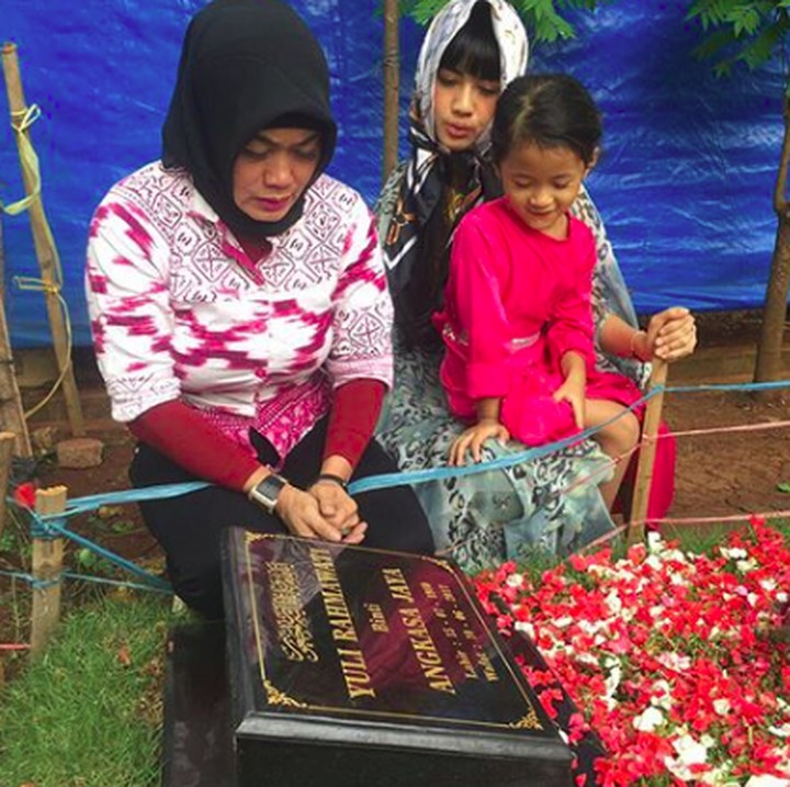 <p>Kimora yang usianya berjalan 6 tahun ini adalah keponakan kesayangan almarhumah Julia Perez yang akrab disapa Jupe, Bun. Dulu Kimora sering diantar ke sekolah Jupe. (Foto: Instagram/dellalled)</p>