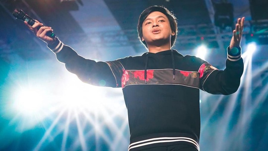 Arsy Widianto merilis lagu terbarunya berjudul Hey Cinta. Penasaran seperti apa lirik dan lagunya? Cek di artikel yuk!