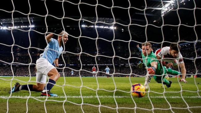 Melihat laga Manchester City lawan Arsenal, rasanya pekerjaan jadi striker Manchester City layak jadi salah satu pekerjaan paling mudah di dunia.