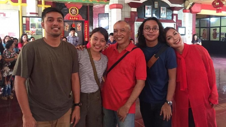 Soraya Haque dan keluarga merayakan imlek, Bun. Dari momen, nilai toleransi diajarkan Soraya pada sang anak.