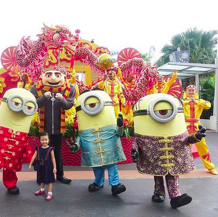 <p>Nah, kalau ini Thalia foto sendirian sama minion. Meski Minionnya besar-besar, Thalia nggak takut lho. (Foto: Instagram @sarwendah29)</p>