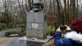 Makam Karl Marx di Inggris Dirusak