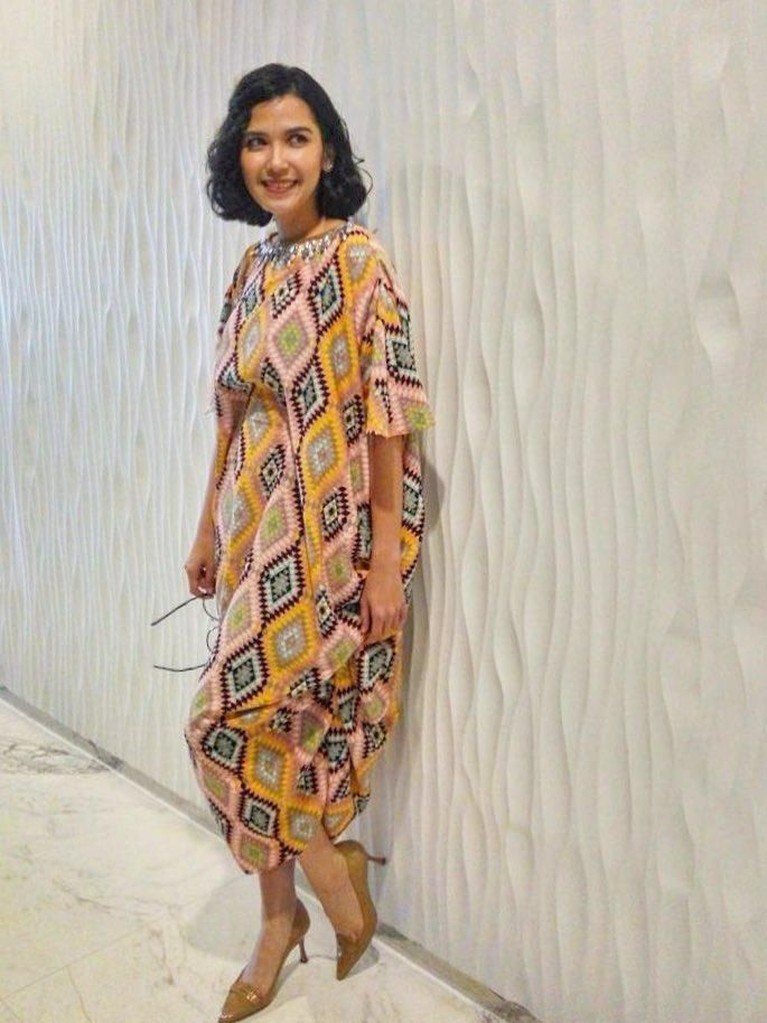 Genap berusia 31 tahun, berikut Inserlive rangkum gaya kece dari Dinda Kanya Dewi. Dinda dikenal kerap tampil tomboy namun ia juga bisa tampil dengan feminin.