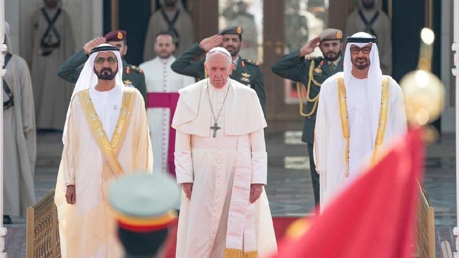 Paus Fransiskus menerima sambutan resmi dari Perdana Menteri UEA, Sheikh Mohammed bin Rashid dan Putra Mahkota Mohamed bin Zayed, di Istana Presiden Abu Dhabi.