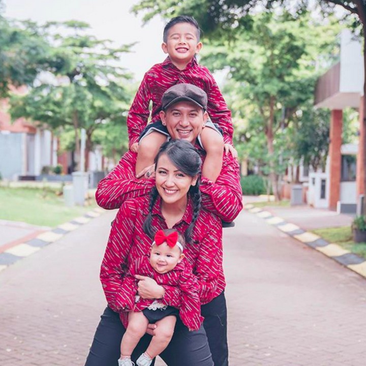 <p>Nah yang satu ini keluarganya kompak banget. Nggak cuma ibu dan anak, ayahnya juga pakai baju kompakan. Sangat menginspirasi nih keluarga Sharena, balutan kemeja merah dipadukan jeans hitam sederhana nggak menghilangkan kesan trendi ya. (Foto: Instagram @mrssharena)  </p>