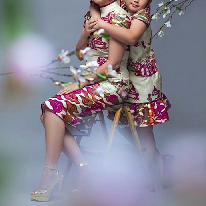 <p>Kalau dress dipadupadankan dengan batik begini, seperti yang dipakai Annisa Pohan dan putrinya terlihat cantik ya, Bun. Terkesan elegan juga. (Foto: Instagram @annisayudhoyono)</p>