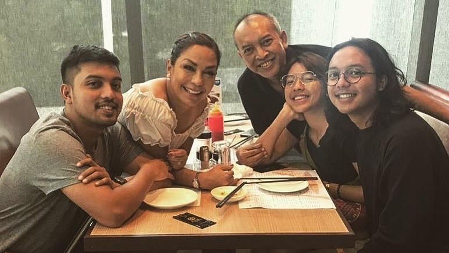 Setelah Natal, Soraya Haque Ajak Keluarga Kunjungi Vihara Setelah Natal, kini Sorya Haque mengajak keluarganya merayakan Imlek di vihara.