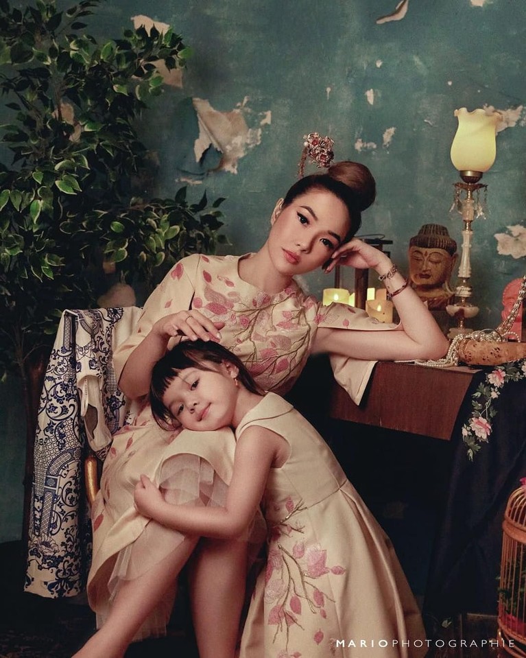 Mengintip enam gaya selebriti Indonesia merayakan Imlek 2019. Beberapa di antaranya terlihat melakukan sesi pemotretan untuk memperinganti pergantian tahun ini.