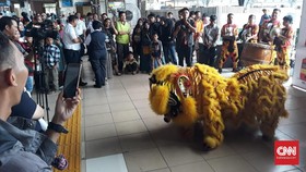 Barongsai Hibur Pengguna KRL di Stasiun Kota Saat Imlek