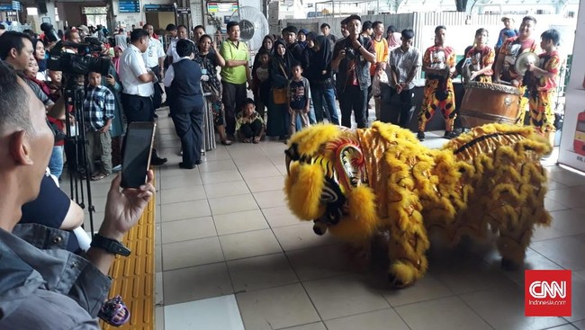 Beberapa pengunjung baik anak-anak hingga orang dewasa mengaku terhibur dengan penampilan barongsai yang digelar di Stasiun Jakarta Kota di saat perayaan Imlek.