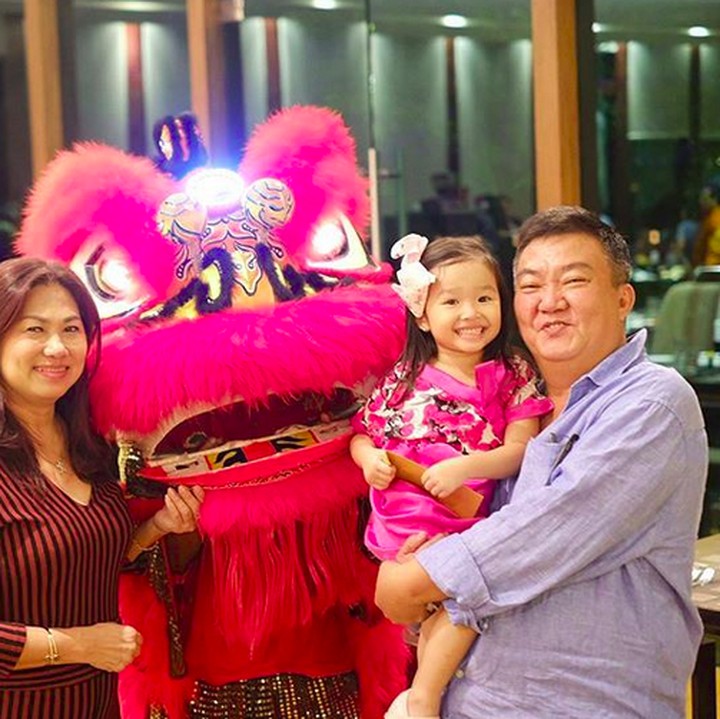 <p>Berfoto sama siapa nih Thalia, ceria banget kayanya, pasti habis nonton barongsai ya? he-he-he. (Foto: Instagram @thaliaputrionsu)  </p>