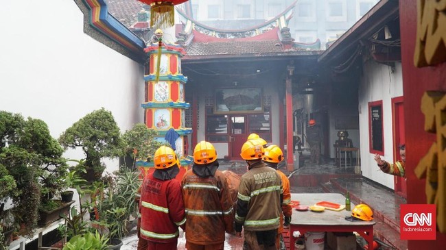 Kebakaran yang terjadi nyaris menghanguskan seluruh bangunan Wihara Satya Budhi di Bandung, Jawa Barat.