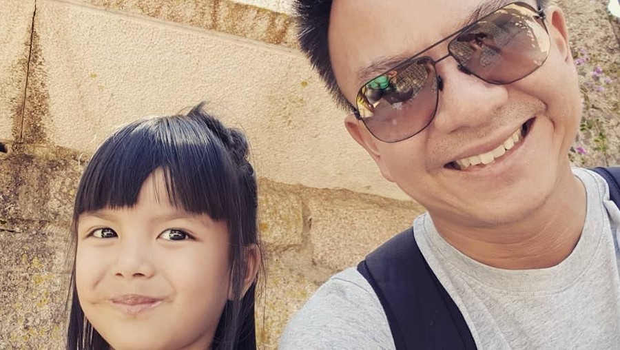 Jerry Aurum, mantan suami penyanyi Denada, terlihat sedang merayakan imlek dengan sang anak, Shakira, di Singapura.