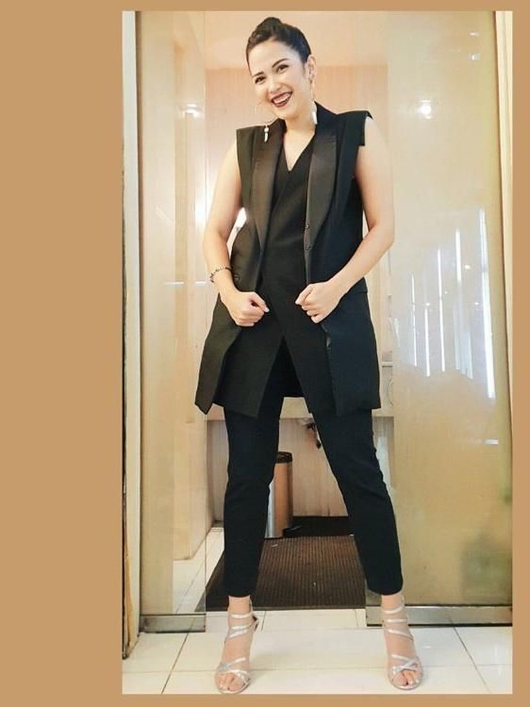 Genap berusia 31 tahun, berikut Inserlive rangkum gaya kece dari Dinda Kanya Dewi. Dinda dikenal kerap tampil tomboy namun ia juga bisa tampil dengan feminin.