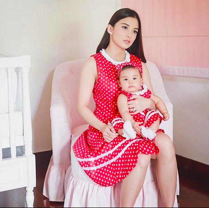 <p>Dress merah dengan tema polkadot yang dipakai Chelsea dan anaknya ini juga terlihat menarik kan, Bun? Tidak terlalu formal namun tidak meninggalkan kesan cantiknya. (Foto: Instagram @chelseaoliviaa)</p>