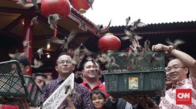 Imlek di Petak Sembilan, Anies Baswedan Lepas Burung Pipit