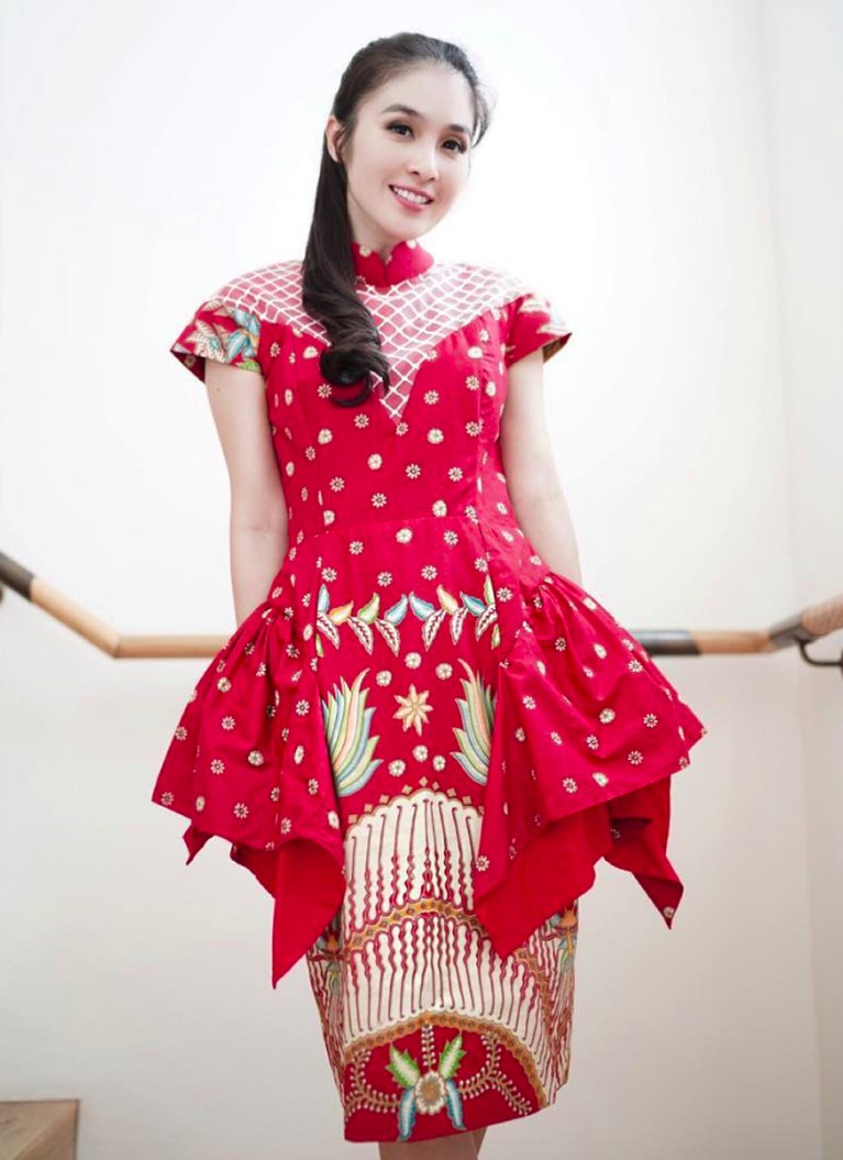 Mengintip enam gaya selebriti Indonesia merayakan Imlek 2019. Beberapa di antaranya terlihat melakukan sesi pemotretan untuk memperinganti pergantian tahun ini.