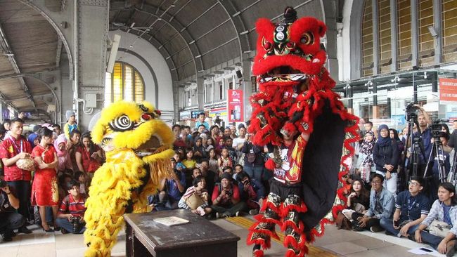 Bangga Tradisi Tionghoa, Rio Ingin Ikut Ajang Barongsai Dunia Rio, salah satu keturunan Tionghoa, mengaku bangga menari barongsai yang merupakan budaya keluarganya dan bercita-cita mengikuti kejuaraan internasional.