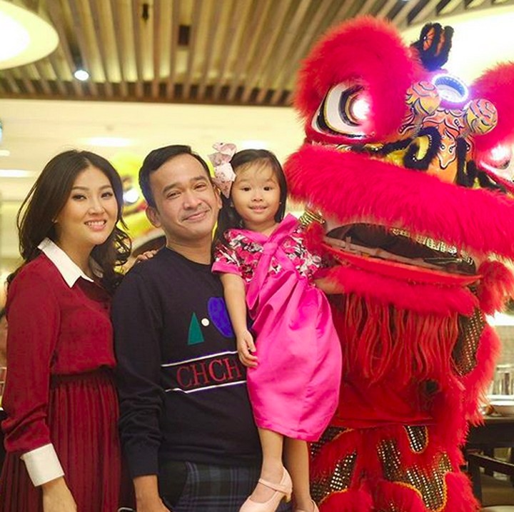 <p>Momen Thalia bersama ayah bundanya saat merayakan Imlek nih. Serunya bisa foto bareng barongsai. (Foto: Instagram @sarwendah29)</p>