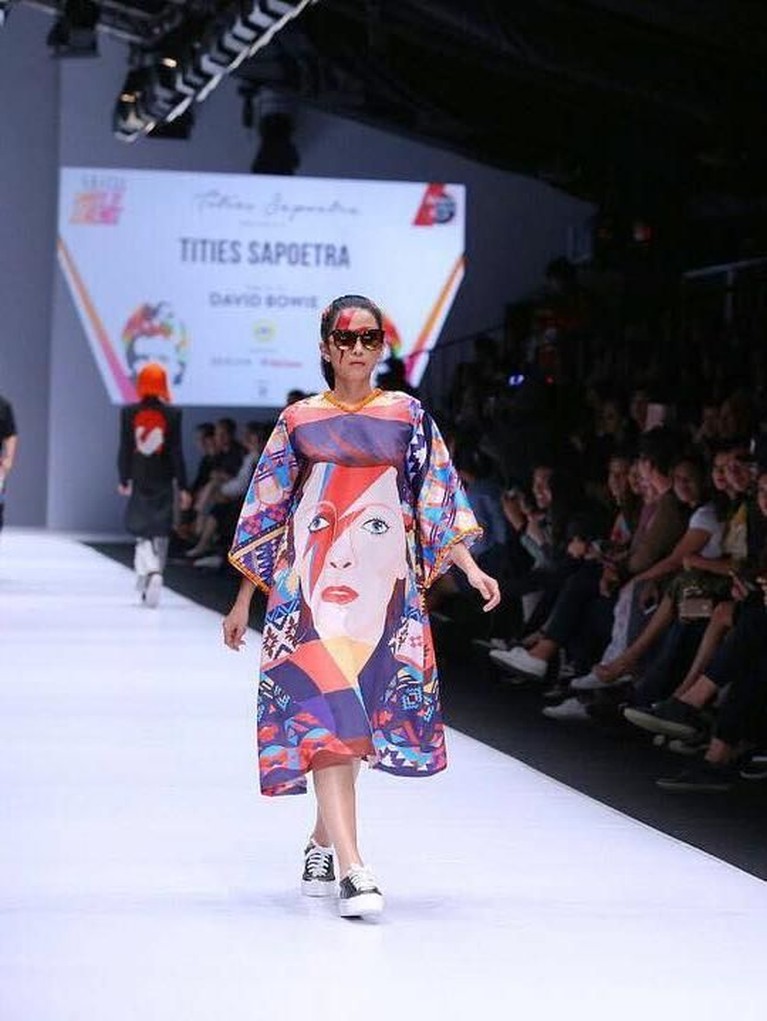 Genap berusia 31 tahun, berikut Inserlive rangkum gaya kece dari Dinda Kanya Dewi. Dinda dikenal kerap tampil tomboy namun ia juga bisa tampil dengan feminin.