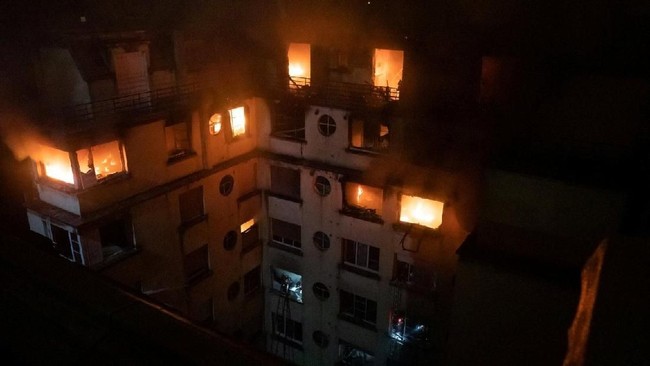 Kebakaran di sebuah Apartemen di Paris menewaskan sedikitnya delapan orang dan melukai 36 lainnya pada Selasa pagi (5/2) waktu setempat.