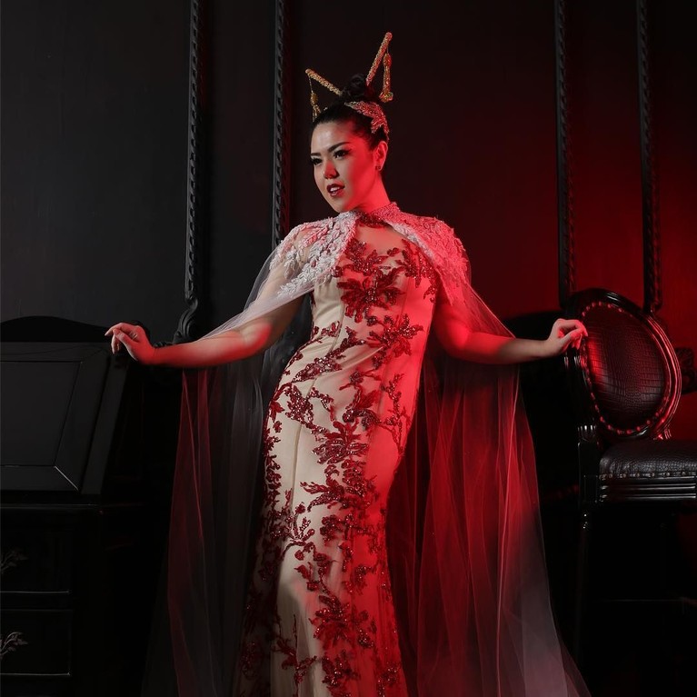 Mengintip enam gaya selebriti Indonesia merayakan Imlek 2019. Beberapa di antaranya terlihat melakukan sesi pemotretan untuk memperinganti pergantian tahun ini.